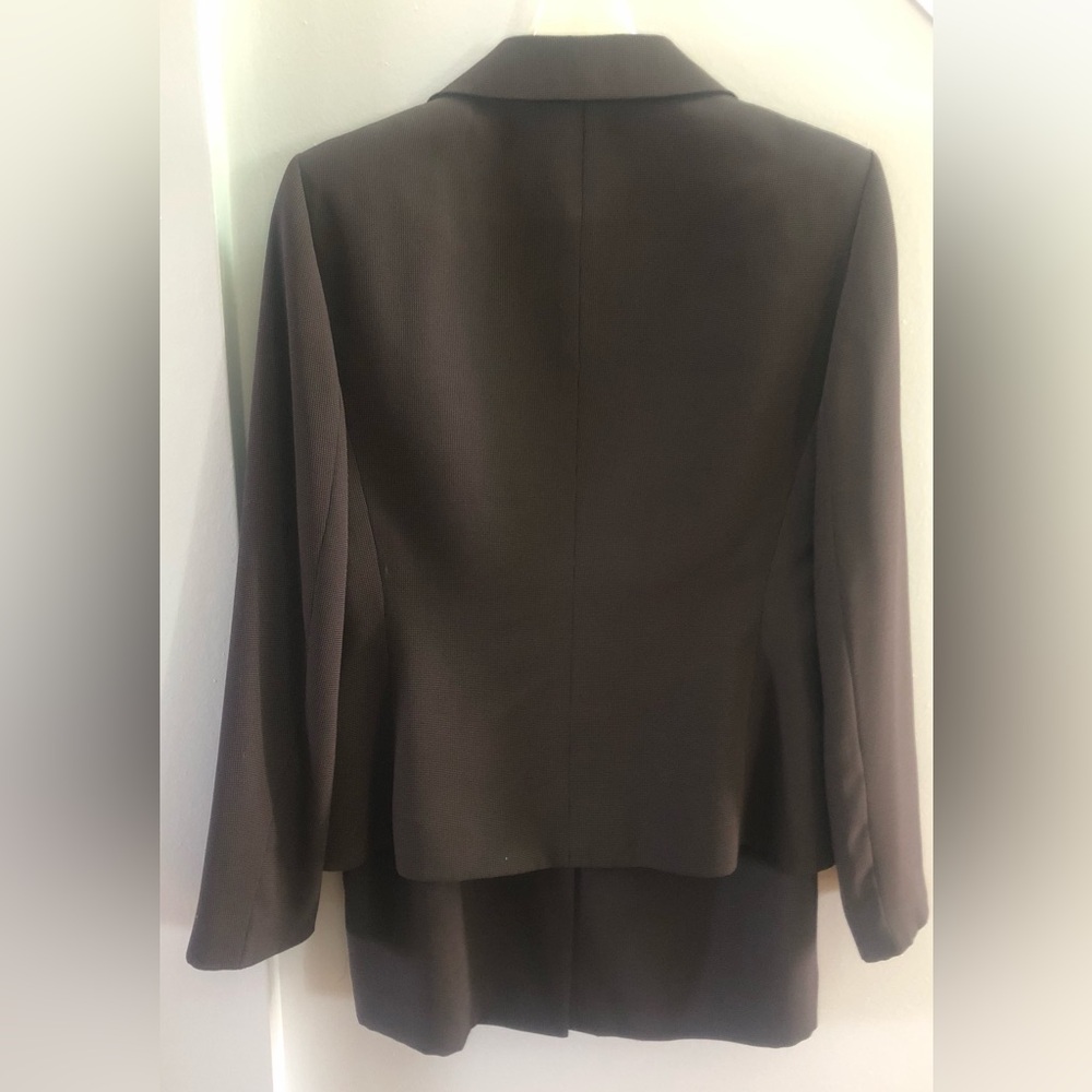 Jones Wear women’s skirt suit in chocolate and beige - Picture 3 of 13